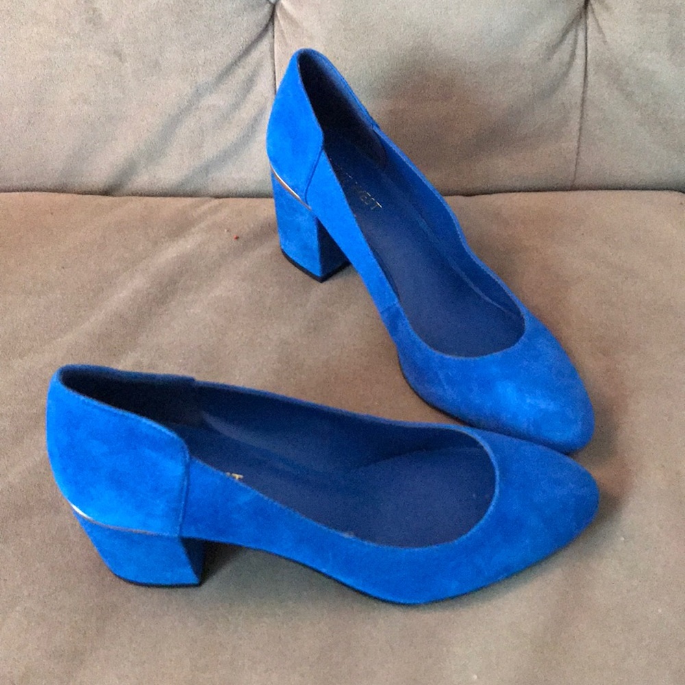 Never worn! Blue suede Nine West pumps